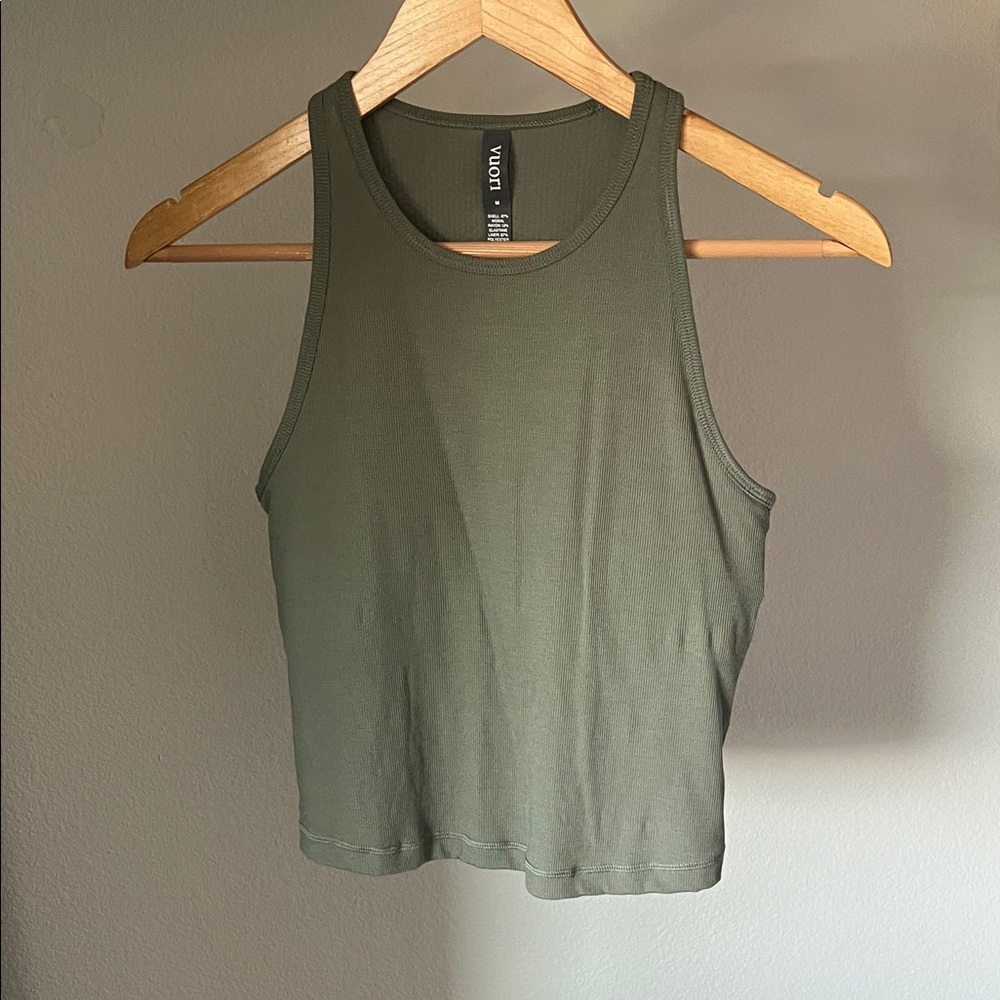 Vuori Crop Tank with built in shelf